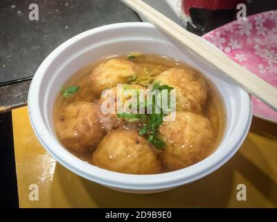 Takoyaki - uno spuntino giapponese a forma di palla riempito con polpo tritato o a dadini e cotto in una speciale padella modellata. Per la prima volta diffuso a Osaka. Foto Stock