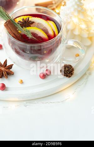 VIN brulé di Natale con spezie e agrumi su tavola di legno bianco. Bevanda calda tradizionale a Natale Foto Stock