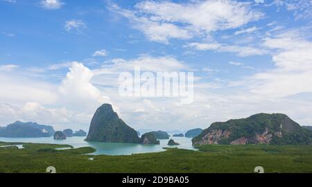 Samet Nangshe punto di osservazione al sud della Thailandia durante il giorno sotto la luce del sole con il cielo grigio nuvoloso con La vista delle rocce in Phang ng Foto Stock