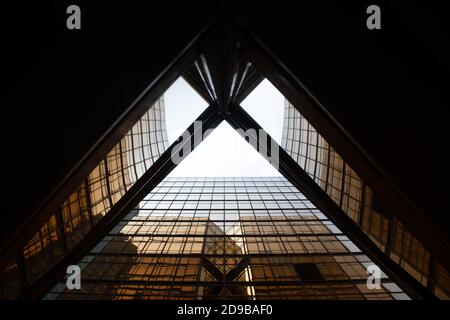 Particolare della facciata dell'edificio del terminal dei traghetti Cina nel quartiere di Tsim Sha Tsui, Hong Kong - Cina Foto Stock