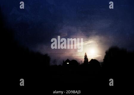 Una casa nel mezzo della campagna. Con una luce che splende da una finestra in una notte buia. Con la luna dietro. Con grunge, texture, vintage ed Foto Stock