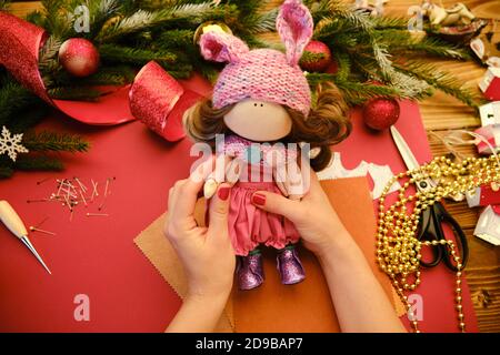 Creare bambola regalo di Natale per i bambini. Vista in primo piano di una bambola realizzata a mano con accessori Foto Stock