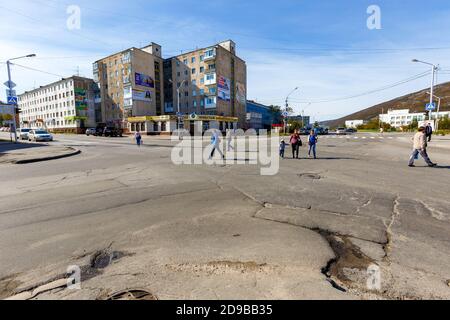 Edifici residenziali nella parte centrale della città di Magadan. Edifici a più piani nel nord della Russia. Foto Stock