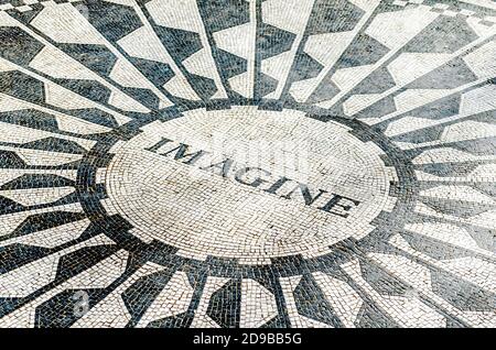 Bianco e nero Imagine Tribute Sign on the Foor. Mosaico in Central Park, Manhattan, New York City, Stati Uniti Foto Stock