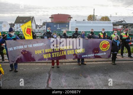 I manifestanti portano con sé una bandiera che recita "il ritorno dei non morti - non nuke il clima - noi ostruiamo". Il treno che trasporta i 6 contenitori Castor con le scorie nucleari provenienti dall'impianto di ritrattamento del combustibile nucleare di Sellafield, nel Regno Unito, è arrivato all'ex centrale nucleare di Biblis, dove sarà immagazzinato fino a quando non sarà trovato un sito di smaltimento nucleare definitivo in Germania. Il protestore anti-nucleare ha dimostrato contro il trasporto e ha bloccato la linea ferroviaria per circa 2 ore. (Foto di Michael Debets/Pacific Press) Foto Stock