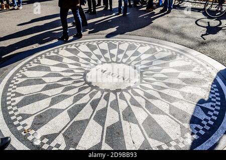 Immaginate Tribute Sign sul nemico in Central Park. Campi di fragole John Lennon Memorial. Manhattan, New York City, Stati Uniti Foto Stock