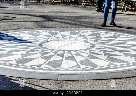 Immaginate Tribute Sign sul nemico in Central Park. Campi di fragole John Lennon Memorial. Manhattan, New York City, Stati Uniti Foto Stock