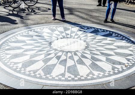 Immaginate Tribute Sign sul nemico in Central Park. Campi di fragole John Lennon Memorial. Manhattan, New York City, Stati Uniti Foto Stock