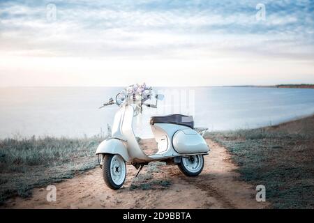 Un grande bel bouquet nuziale di rose bianche e peonie. Il bouquet di nozze è sdraiato su una bici retrò. Foto Stock