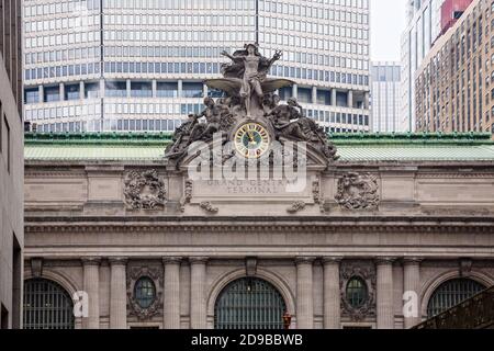 NEW YORK, Stati Uniti d'America - 02 maggio 2016: Grand Central Station a New York. Statua iconica del Dio greco Mercurio che adorna la facciata sud del Grand Central Foto Stock