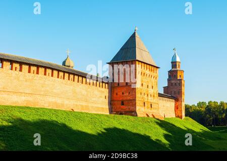 L'Assunzione del Cremlino di Veliky Novgorod e le torri di Kokui in estate sera a Veliky Novgorod, Russia Foto Stock