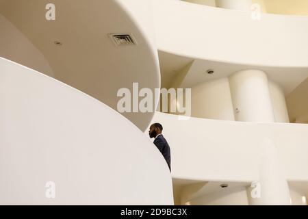 Il Museo Solomon R. Guggenheim è la sede permanente di una collezione in continua espansione di impressionisti, post-impressionisti, primi moderni e conte Foto Stock