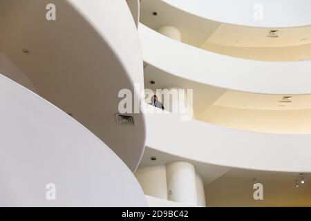 Il Museo Solomon R. Guggenheim è la sede permanente di una collezione in continua espansione di impressionisti, post-impressionisti, primi moderni e conte Foto Stock