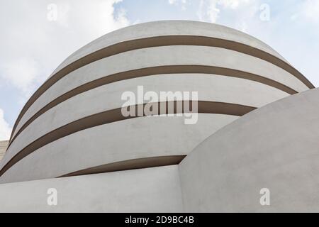 Il Museo Solomon R. Guggenheim è la sede permanente di una collezione in continua espansione di impressionisti, post-impressionisti, primi moderni e conte Foto Stock