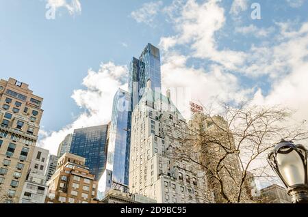 Vista ad angolo basso degli edifici e dei grattacieli di Manhattan in Central Park South in un giorno di Natale soleggiato, New York City, USA Foto Stock