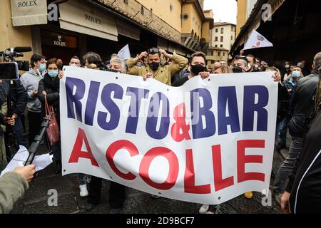 Firenze, Italia. 04Nov 2020. Ponte Vecchio. Flashmob e partenza della marcia verso Roma dei ristoratori toscani e delle relative categorie nella foto (Firenze - 2020-11-04, Claudio fusi) p.s. la foto e' utilizzabile nel messaggio del contenuto in cui e' stata allegata, e senza intenzione diffusatorio del decoro delle persone Rappresentate Credit: Agenzia fotografica indipendente/Alamy Live News Foto Stock