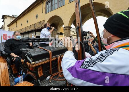 Firenze, Italia. 04Nov 2020. Ponte Vecchio. Flashmob e partenza della marcia verso Roma dei ristoratori toscani e delle relative categorie nella foto (Firenze - 2020-11-04, Claudio fusi) p.s. la foto e' utilizzabile nel messaggio del contenuto in cui e' stata allegata, e senza intenzione diffusatorio del decoro delle persone Rappresentate Credit: Agenzia fotografica indipendente/Alamy Live News Foto Stock