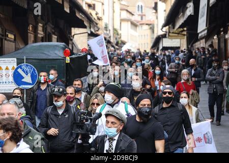 Firenze, Italia. 04Nov 2020. Ponte Vecchio. Flashmob e partenza della marcia verso Roma dei ristoratori toscani e delle relative categorie nella foto (Firenze - 2020-11-04, Claudio fusi) p.s. la foto e' utilizzabile nel messaggio del contenuto in cui e' stata allegata, e senza intenzione diffusatorio del decoro delle persone Rappresentate Credit: Agenzia fotografica indipendente/Alamy Live News Foto Stock