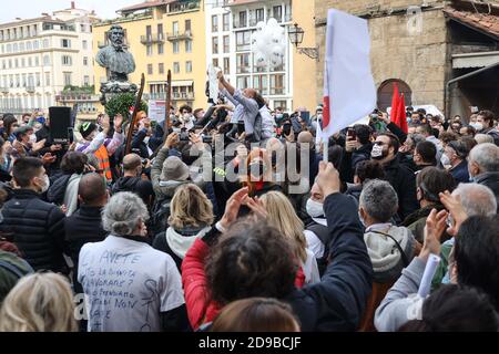 Firenze, Italia. 04Nov 2020. Ponte Vecchio. Flashmob e partenza della marcia verso Roma dei ristoratori toscani e delle relative categorie nella foto (Firenze - 2020-11-04, Claudio fusi) p.s. la foto e' utilizzabile nel messaggio del contenuto in cui e' stata allegata, e senza intenzione diffusatorio del decoro delle persone Rappresentate Credit: Agenzia fotografica indipendente/Alamy Live News Foto Stock