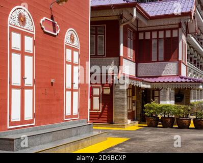 Edifici a Wat Suan Phlu, un tempio di comunità a Bang Rak, Bangkok, Thailandia. Foto Stock