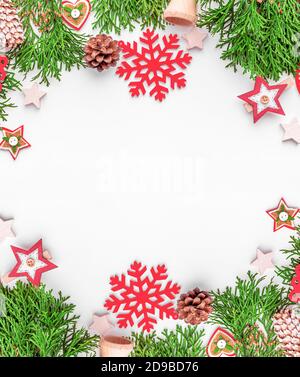 Sfondo festivo di Capodanno dalle decorazioni su sfondo bianco. Foto Stock