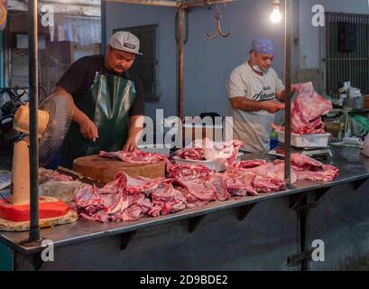 Due macellai al mercato di Bang Rak a Bangkok, Thailandia. Foto Stock