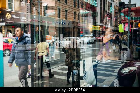 NEW YORK, Stati Uniti d'America - Apr 28, 2016: Scena di via di Chinatown. Gli americani sulle strade di Manhattan a New York Foto Stock