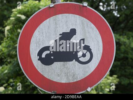 divieto di motocicli cantare strada, cerchio rosso con pittogramma e riempimento bianco Foto Stock