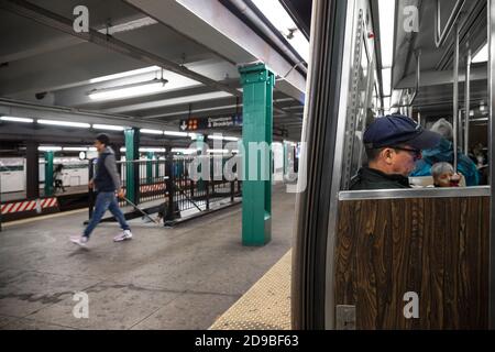 NEW YORK, Stati Uniti d'America - 01 maggio 2016: Metropolitana di New York. La metropolitana di NYC e' uno dei piu' vecchi e estesi sistemi di trasporto pubblico del mondo Foto Stock