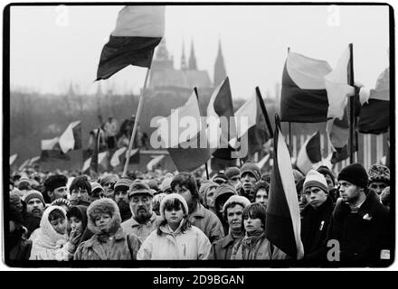 Cecoslovacchia Velvet Revolution Praga Novembre 1989 scansionato nel 2020 dimostrazione al campo di Letna vicino allo Stadio Sparta supportando i relatori Dubcek e Navel Wikipedia: La rivoluzione del velluto (ceco: sametová rivoluzionario) o la rivoluzione dolce (slovacco: nežná revolúcia) fu una transizione non violenta del potere in quella che allora era la Cecoslovacchia, avvenuta dal 17 novembre al 29 dicembre 1989. Tra le manifestazioni popolari contro il governo monopartitico del Partito comunista della Cecoslovacchia vi erano studenti e dissidenti anziani. Il risultato è stato la fine di 41 anni di governo monopartitico in Cecoslovacchia, e t Foto Stock