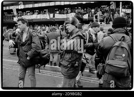 Cecoslovacchia Velvet Revolution Praga Novembre 1989 scansionato nel 2020 dimostrazione al campo di Letna vicino allo Stadio Sparta supportando i relatori Dubcek e Navel Wikipedia: La rivoluzione del velluto (ceco: sametová rivoluzionario) o la rivoluzione dolce (slovacco: nežná revolúcia) fu una transizione non violenta del potere in quella che allora era la Cecoslovacchia, avvenuta dal 17 novembre al 29 dicembre 1989. Tra le manifestazioni popolari contro il governo monopartitico del Partito comunista della Cecoslovacchia vi erano studenti e dissidenti anziani. Il risultato è stato la fine di 41 anni di governo monopartitico in Cecoslovacchia, e t Foto Stock