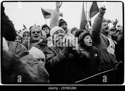 Cecoslovacchia Velvet Revolution Praga Novembre 1989 scansionato nel 2020 dimostrazione al campo di Letna vicino allo Stadio Sparta supportando i relatori Dubcek e Navel Wikipedia: La rivoluzione del velluto (ceco: sametová rivoluzionario) o la rivoluzione dolce (slovacco: nežná revolúcia) fu una transizione non violenta del potere in quella che allora era la Cecoslovacchia, avvenuta dal 17 novembre al 29 dicembre 1989. Tra le manifestazioni popolari contro il governo monopartitico del Partito comunista della Cecoslovacchia vi erano studenti e dissidenti anziani. Il risultato è stato la fine di 41 anni di governo monopartitico in Cecoslovacchia, e t Foto Stock