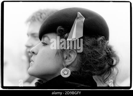 Cecoslovacchia Velvet Revolution Praga Novembre 1989 scansionato nel 2020 dimostrazione al campo di Letna vicino allo Stadio Sparta supportando i relatori Dubcek e Navel Wikipedia: La rivoluzione del velluto (ceco: sametová rivoluzionario) o la rivoluzione dolce (slovacco: nežná revolúcia) fu una transizione non violenta del potere in quella che allora era la Cecoslovacchia, avvenuta dal 17 novembre al 29 dicembre 1989. Tra le manifestazioni popolari contro il governo monopartitico del Partito comunista della Cecoslovacchia vi erano studenti e dissidenti anziani. Il risultato è stato la fine di 41 anni di governo monopartitico in Cecoslovacchia, e t Foto Stock