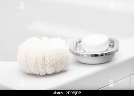 Liquido e sapone ordinario in bagno. Pulizia delle mani e del corpo. Foto Stock