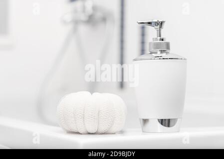 Liquido e sapone ordinario in bagno. Pulizia delle mani e del corpo. Foto Stock