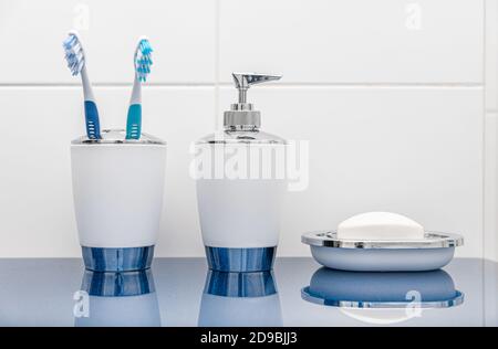 Liquido e sapone ordinario in bagno. Pulizia delle mani e del corpo. Foto Stock