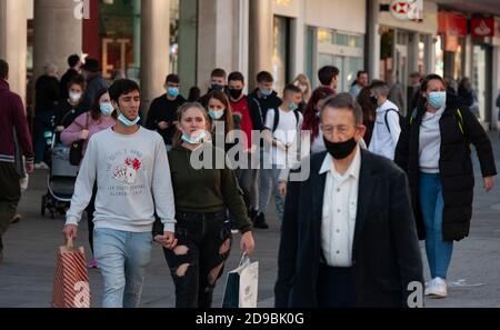 Southampton, Regno Unito, 04 Nov 2020. La gente fuori e circa nel centro della città di Southampton fa un certo shopping dell'ultimo minuto prima che il secondo blocco del covid in Inghilterra cominci domani, giovedì 5 novembre 2020, ad un minuto dopo mezzanotte. Credit: Henry Stephens/Alamy Live News Foto Stock