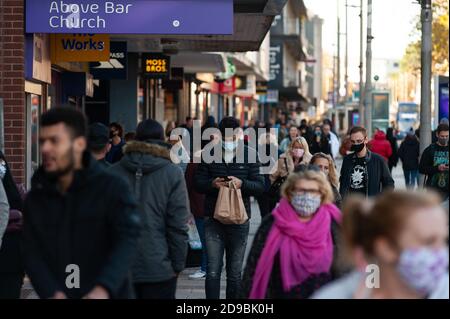 Southampton, Regno Unito, 04 Nov 2020. La gente fuori e circa nel centro della città di Southampton fa un certo shopping dell'ultimo minuto prima che il secondo blocco del covid in Inghilterra cominci domani, giovedì 5 novembre 2020, ad un minuto dopo mezzanotte. Credit: Henry Stephens/Alamy Live News Foto Stock