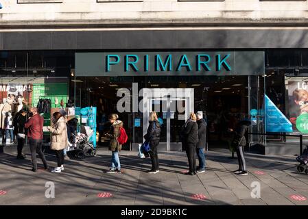 Southampton, Regno Unito, 04 Nov 2020. La gente fuori e circa nel centro della città di Southampton fa un certo shopping dell'ultimo minuto prima che il secondo blocco del covid in Inghilterra cominci domani, giovedì 5 novembre 2020, ad un minuto dopo mezzanotte. Credit: Henry Stephens/Alamy Live News Foto Stock