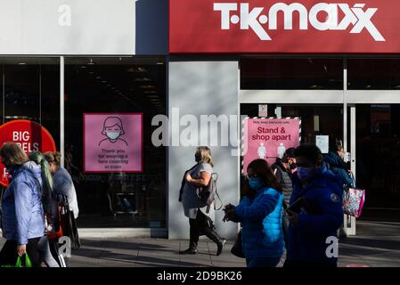 Southampton, Regno Unito, 04 Nov 2020. La gente fuori e circa nel centro della città di Southampton fa un certo shopping dell'ultimo minuto prima che il secondo blocco del covid in Inghilterra cominci domani, giovedì 5 novembre 2020, ad un minuto dopo mezzanotte. Credit: Henry Stephens/Alamy Live News Foto Stock