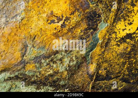 La superficie di ferro è coperta con la vecchia trama di vernice di sfondo. Struttura in metallo di ferro verniciato multicolore Foto Stock