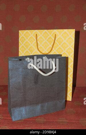 Sacchetti di carta fatti a mano di vari formati e colori Foto Stock