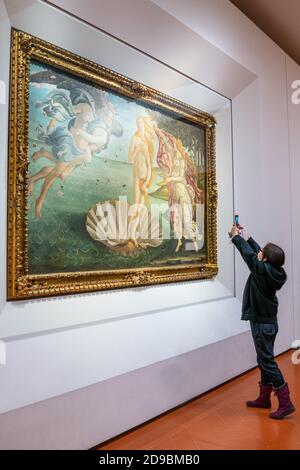 Firenze, Italia - 15 febbraio 2019: Galleria degli Uffizi, un visitatore che timba una foto della nascita di Venere di Botticelli Foto Stock