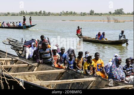 NIGER, villaggio Namaro, fiume Niger, le persone vengono in barca per il mercato / Dorf Namaro, Boote auf dem Niger Fluß, Menschen kommen zum Markttag Foto Stock