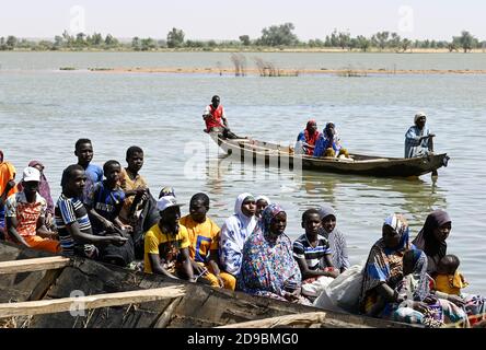 NIGER, villaggio Namaro, fiume Niger, le persone vengono in barca per il mercato / Dorf Namaro, Boote auf dem Niger Fluß, Menschen kommen zum Markttag Foto Stock