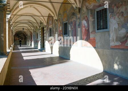 Firenze, Italia - 13 febbraio 2019: Basilica di Santa Maria Novella, il Grande chiostro Foto Stock