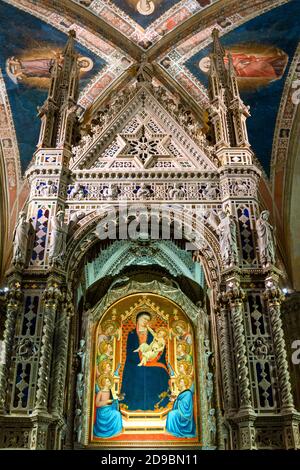 Firenze - 13 febbraio 2019: Chiesa Orsanmichele, altare della Madonna col Bambino, dettaglio Foto Stock