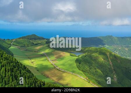 Miradouro da Boca do Inferno che si affaccia sul lago di Sete Cidades sull'isola di Sao Miguel nelle Azzorre, Portogallo Foto Stock