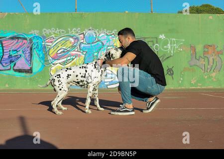 Cane ambulante uomo Foto Stock