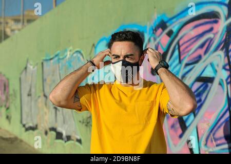 Uomo che mette la maschera Foto Stock